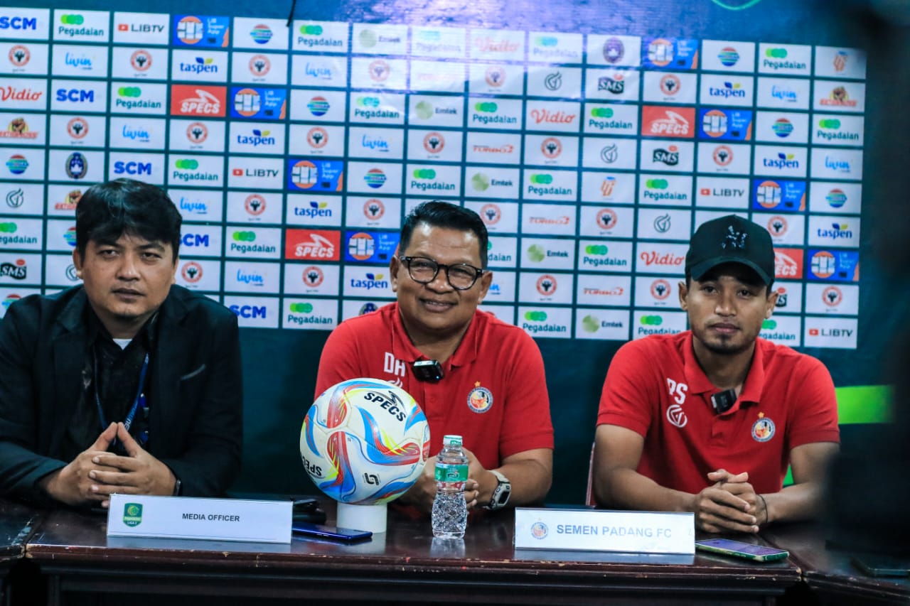 Coach Delfiadri dan Kapten Tim Rosyad Setiawan saat sesi konferensi pers, Jumat (02/02/2024)